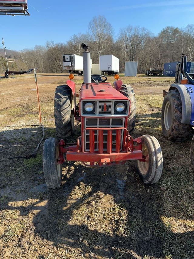 Image of International Harvester 384 equipment image 3
