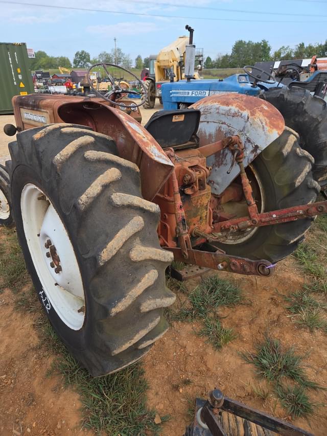 Image of International Harvester B-414 equipment image 4