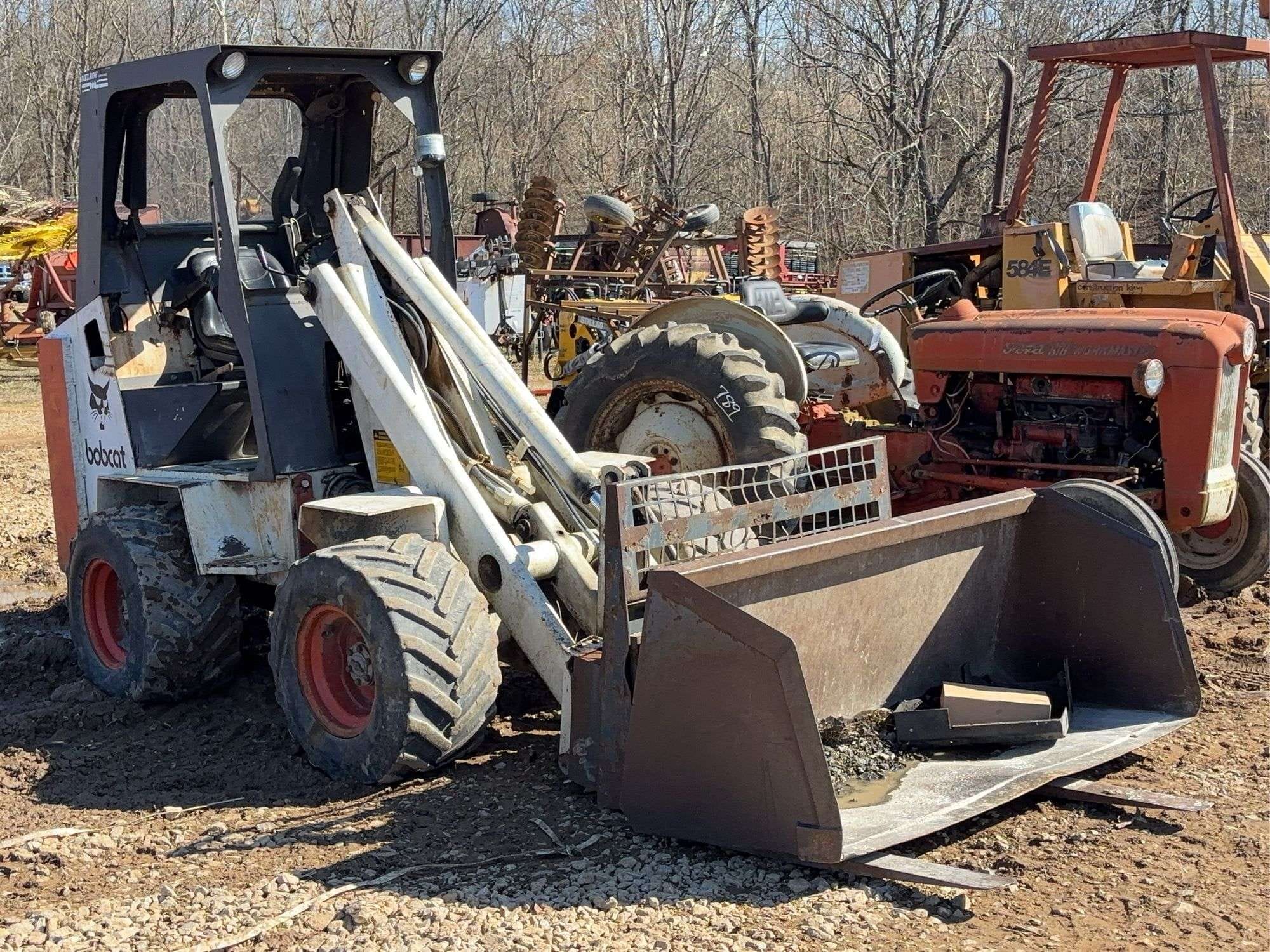 Bobcat 2000 Equipment Image0