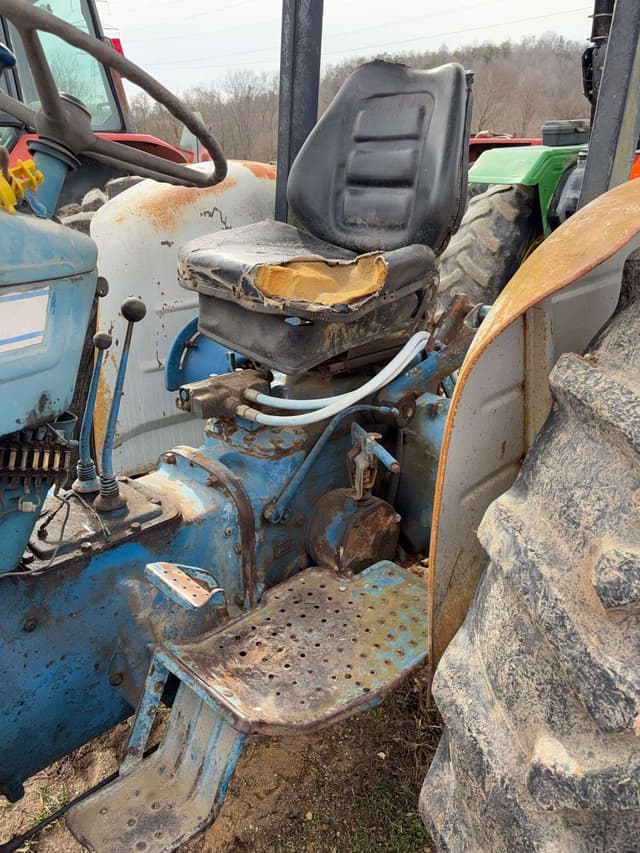 Image of Ford 4000 equipment image 3