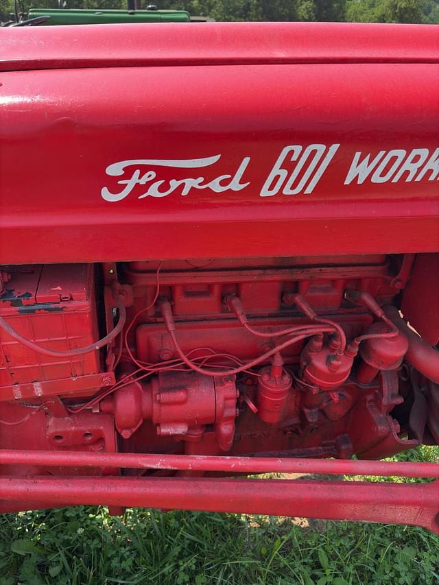 Image of Ford 601 equipment image 3