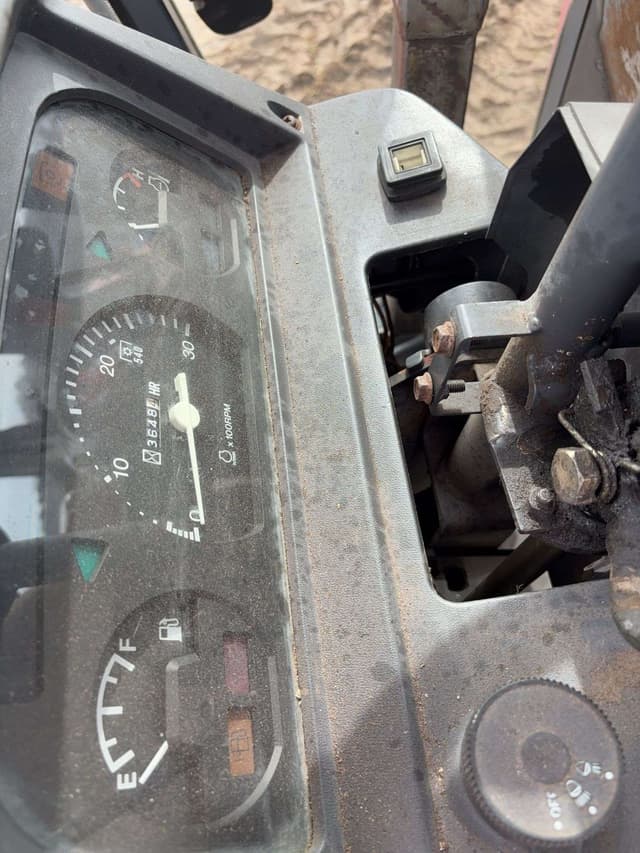 Image of Kubota M5700 equipment image 4