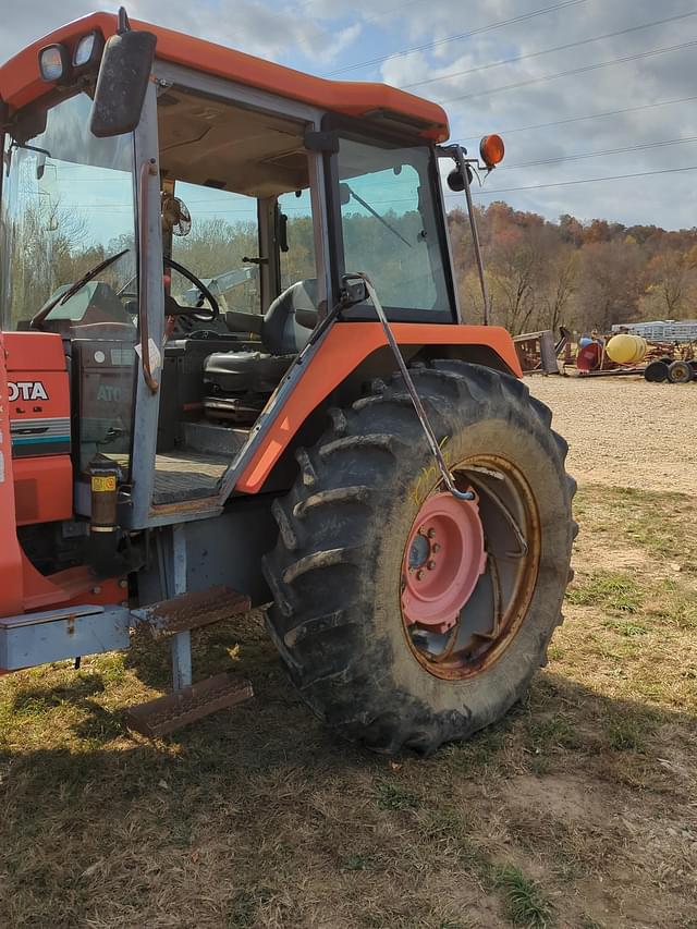 Image of Kubota M110 equipment image 3