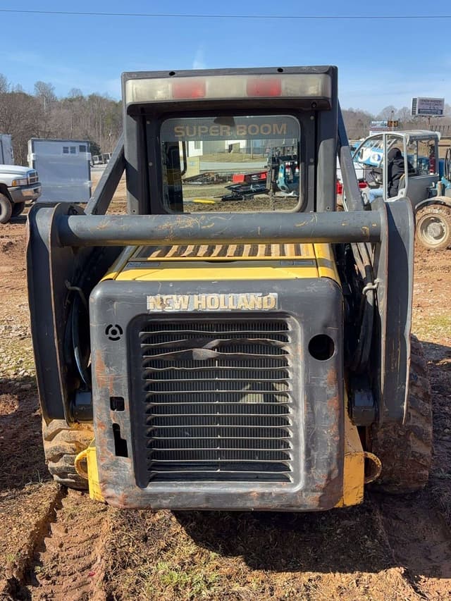 Image of New Holland L175 equipment image 4