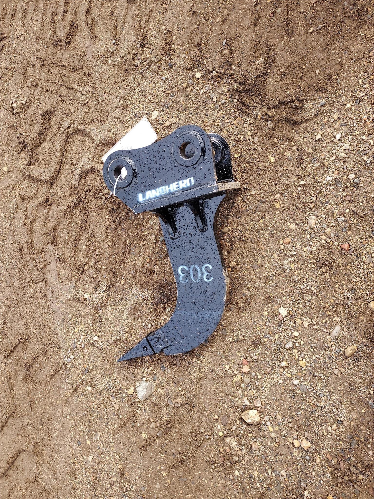 Main image Land Hero CAT303