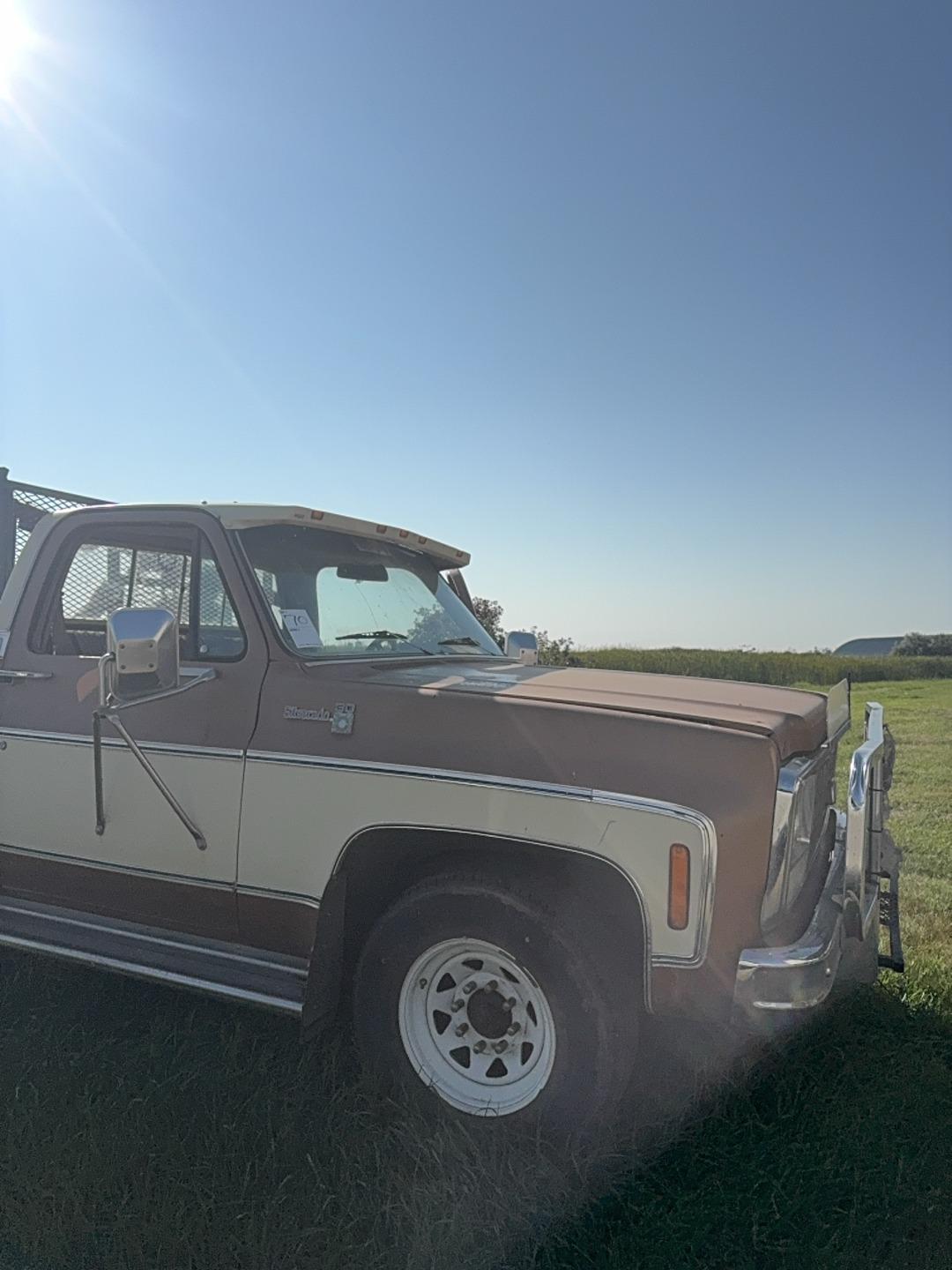 Image of Chevrolet Silverado 30 Image 0