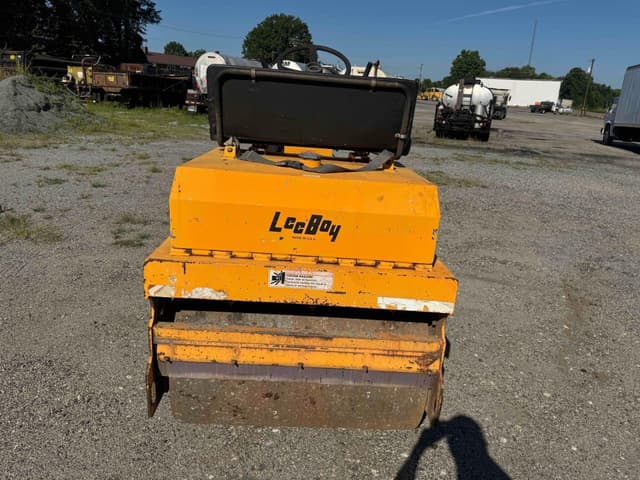 Image of LeeBoy 400 equipment image 3