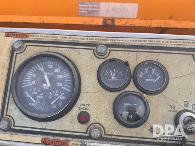 Image of LeeBoy 8515B equipment image 4