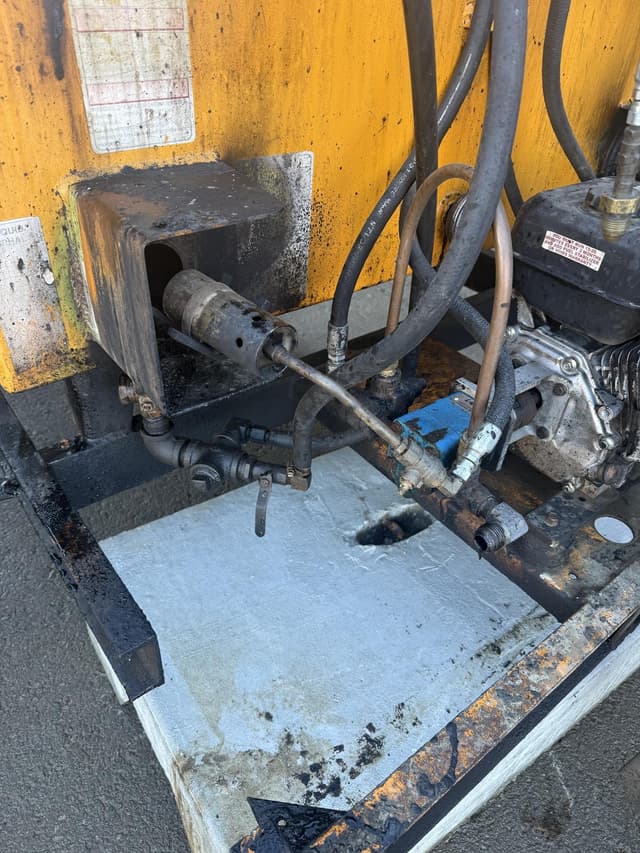 Image of LeeBoy L5000T equipment image 4