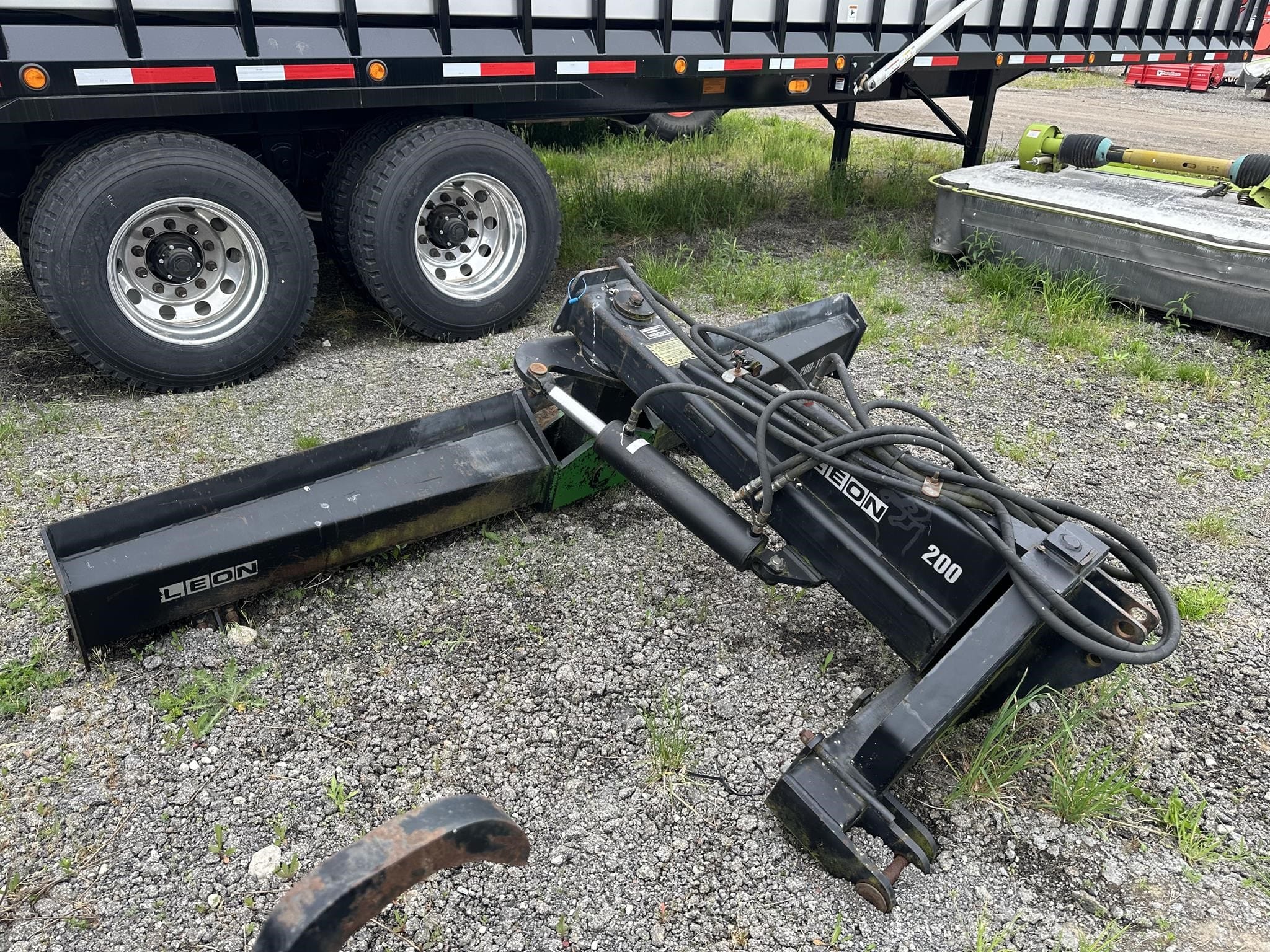 Leon 200 Equipment Image0