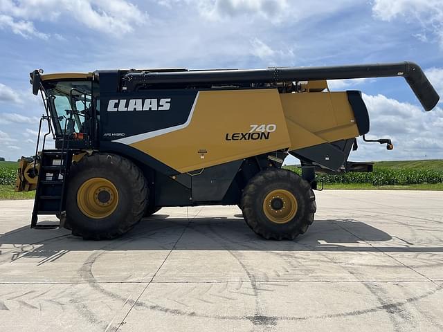Image of CLAAS LEXION 740 equipment image 3