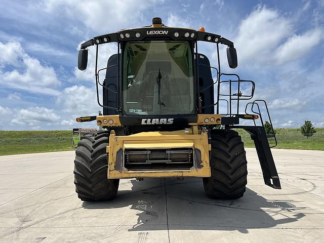 Image of CLAAS LEXION 740 equipment image 1