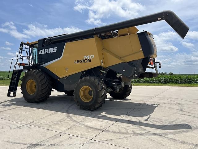 Image of CLAAS LEXION 740 equipment image 4