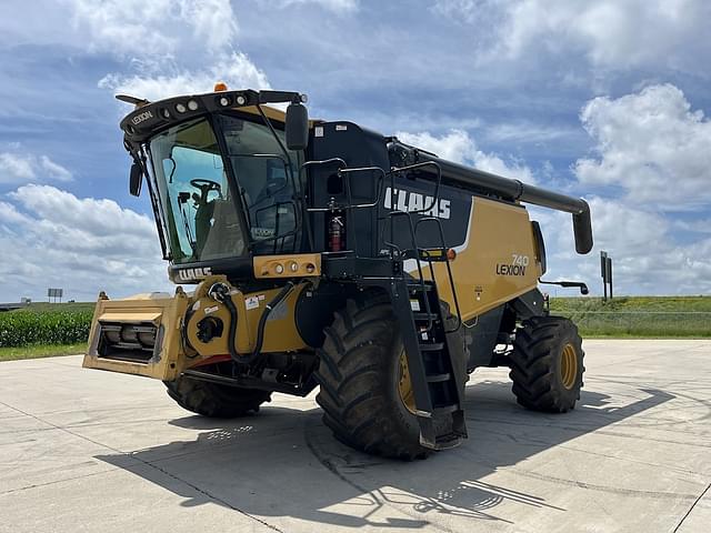 Image of CLAAS LEXION 740 equipment image 2