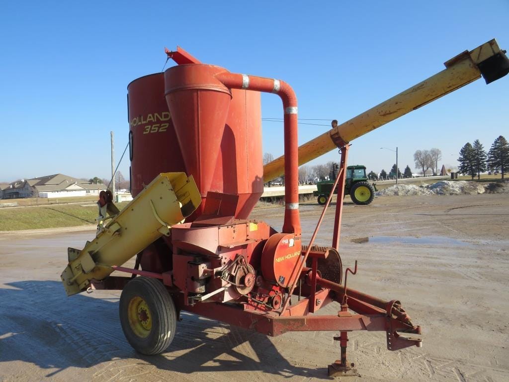 Main image New Holland 352