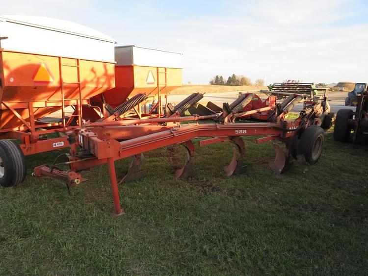 White 588 Equipment Image0