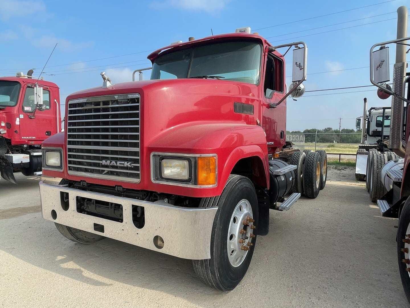 Main image Mack Pinnacle CHU613