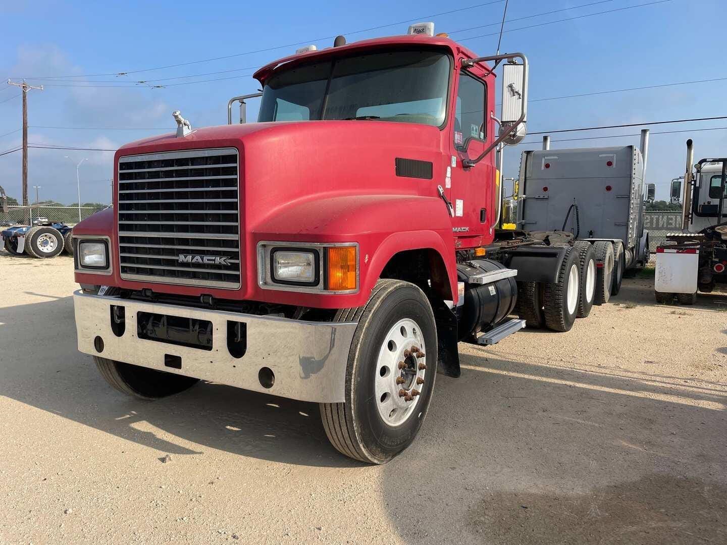 Main image Mack Pinnacle CHU613