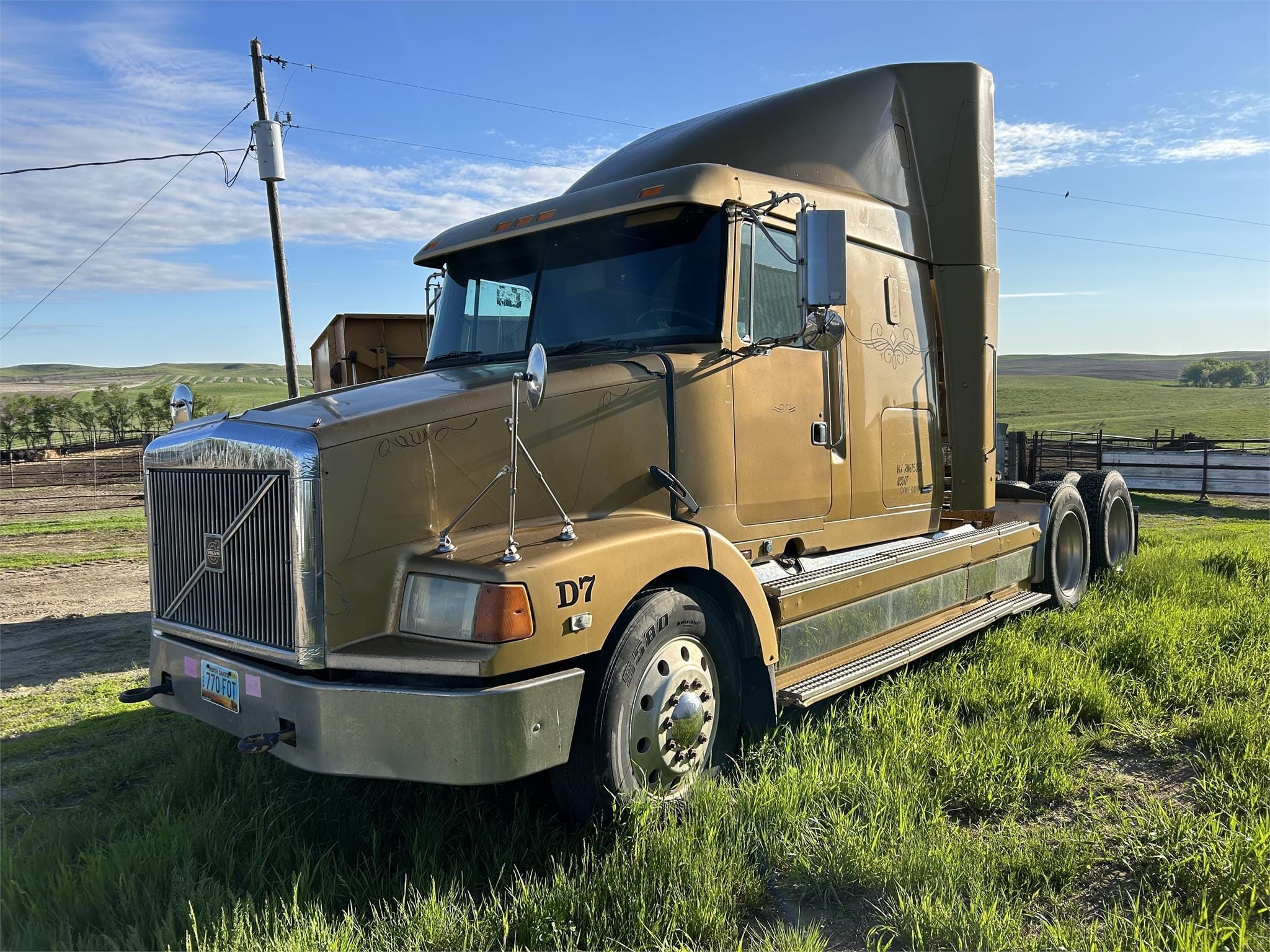 Main image White GMC WIA64T