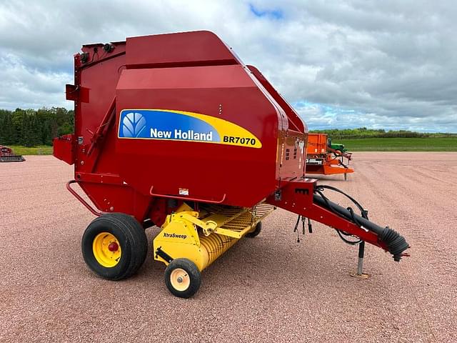 Image of New Holland BR7070 equipment image 2