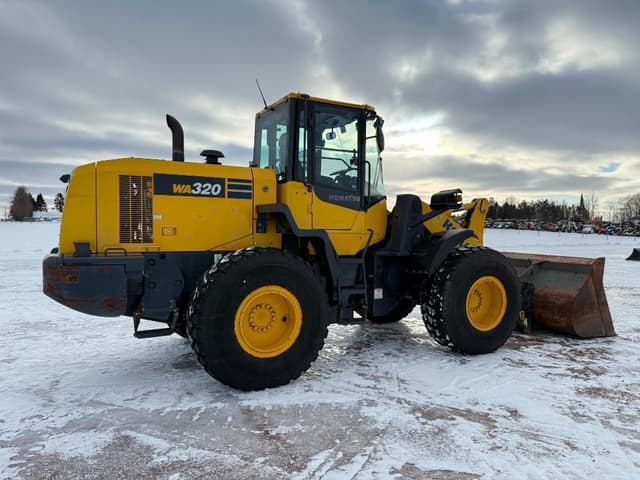 Image of Komatsu WA320-7 equipment image 3