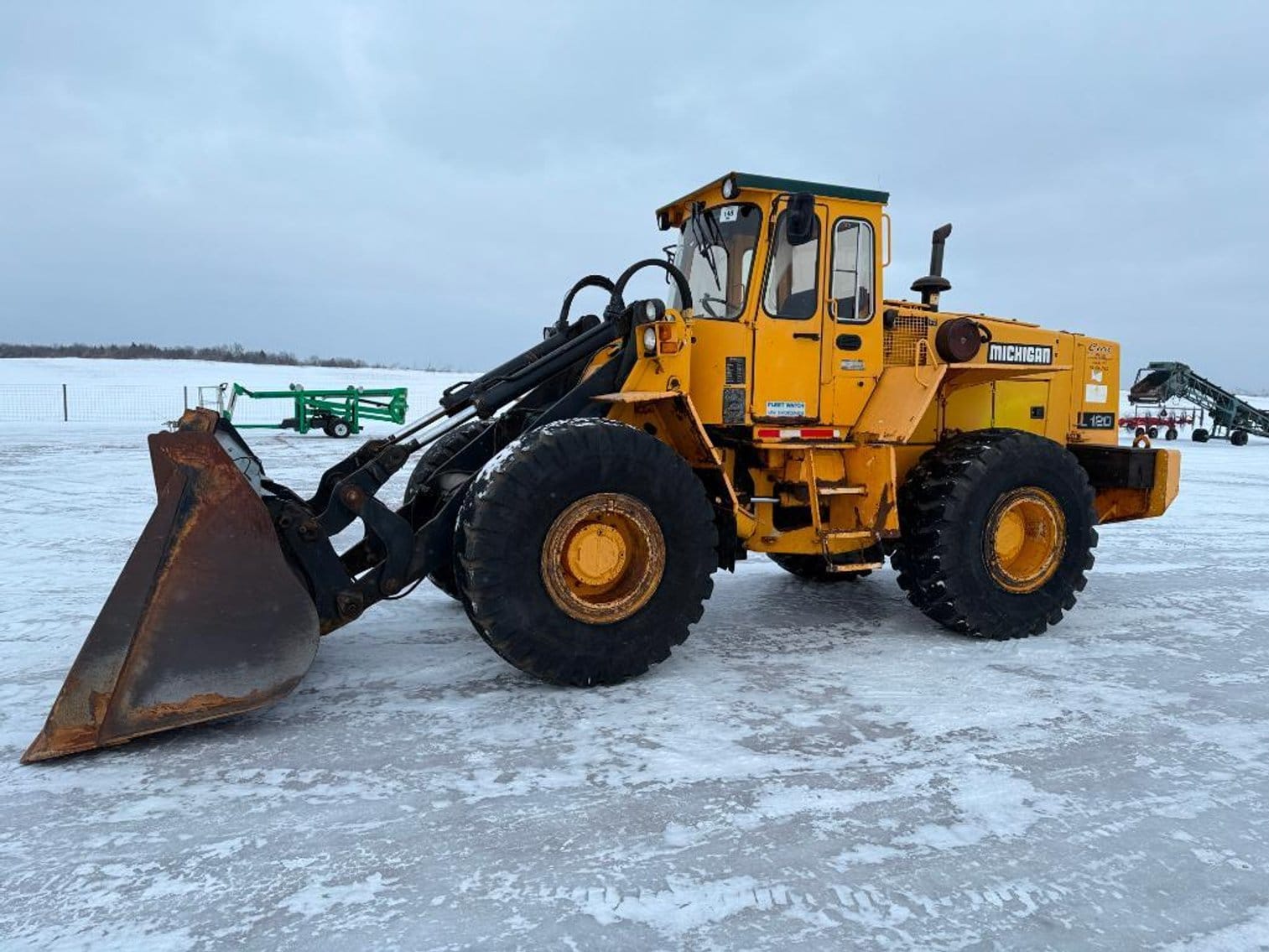 1991 Michigan L-120 Equipment Image0