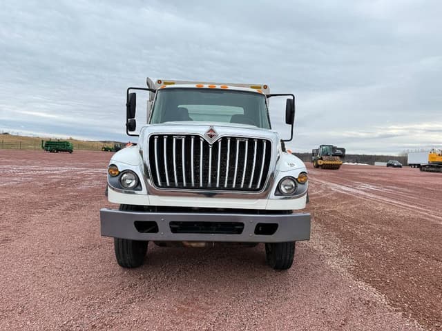 Image of International 7600 equipment image 1