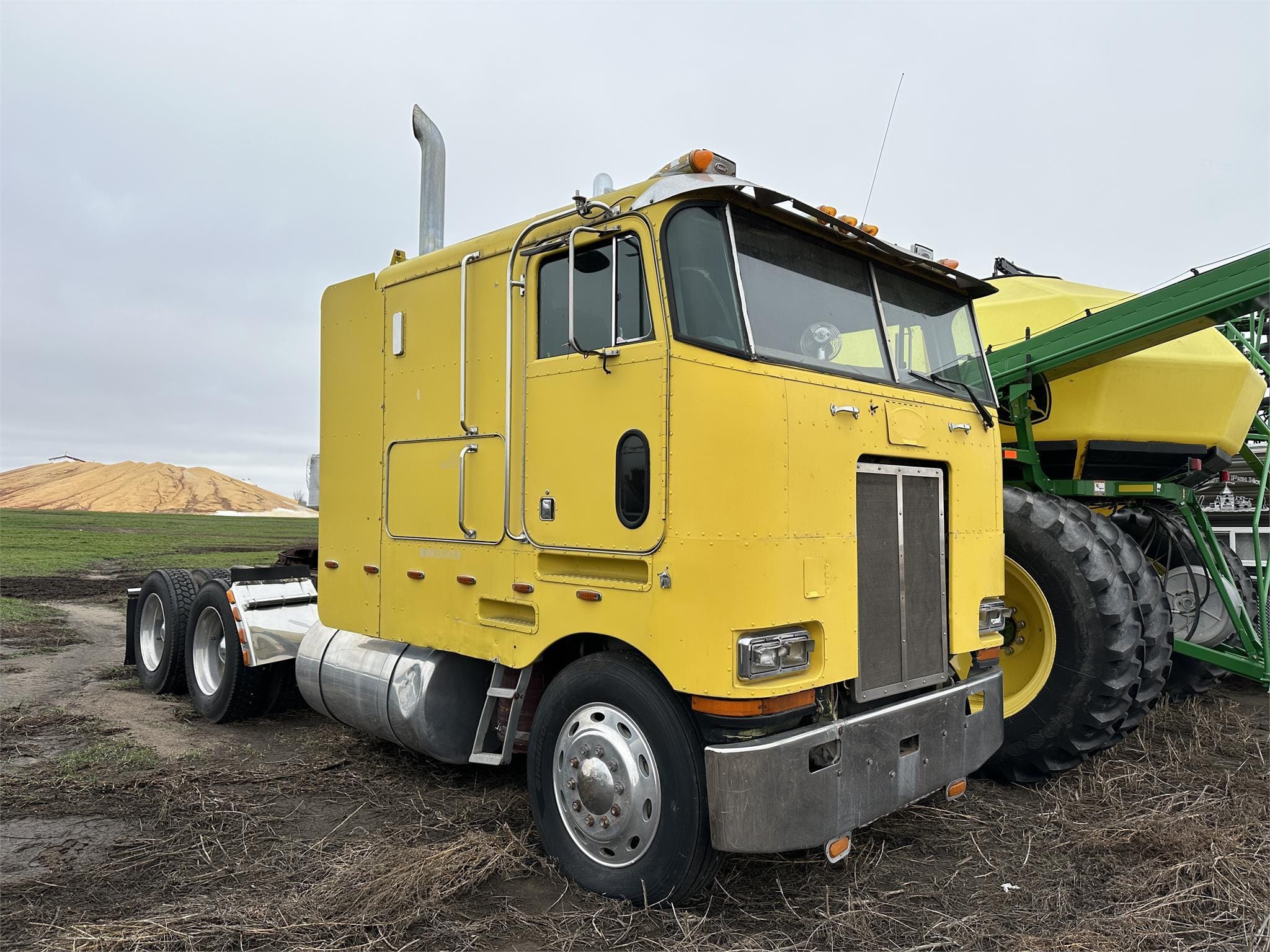 Main image Peterbilt 362