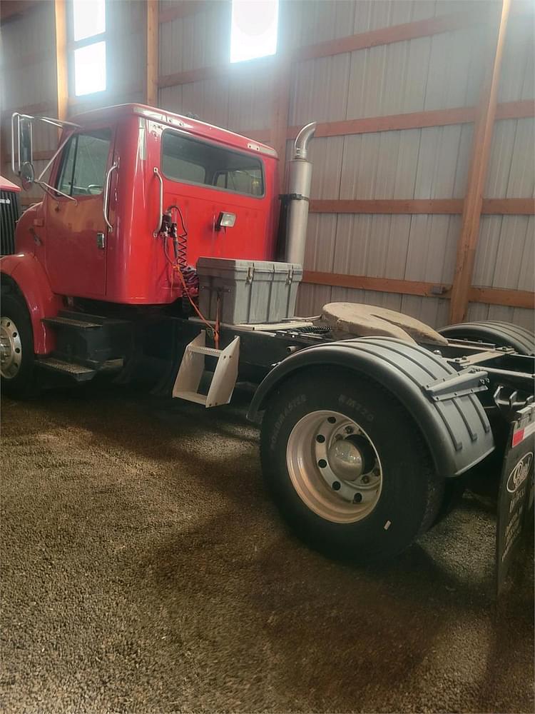 1996 International 8100 Equipment Image0