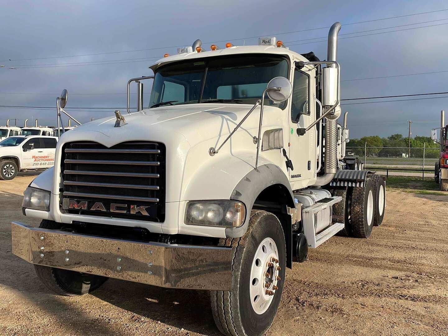 Main image Mack GU713