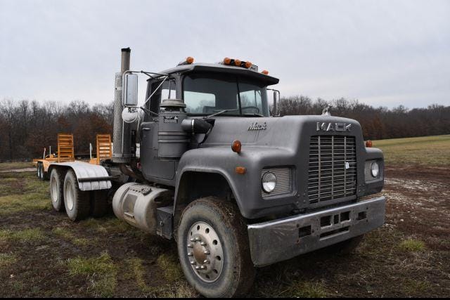 Main image Mack R690ST