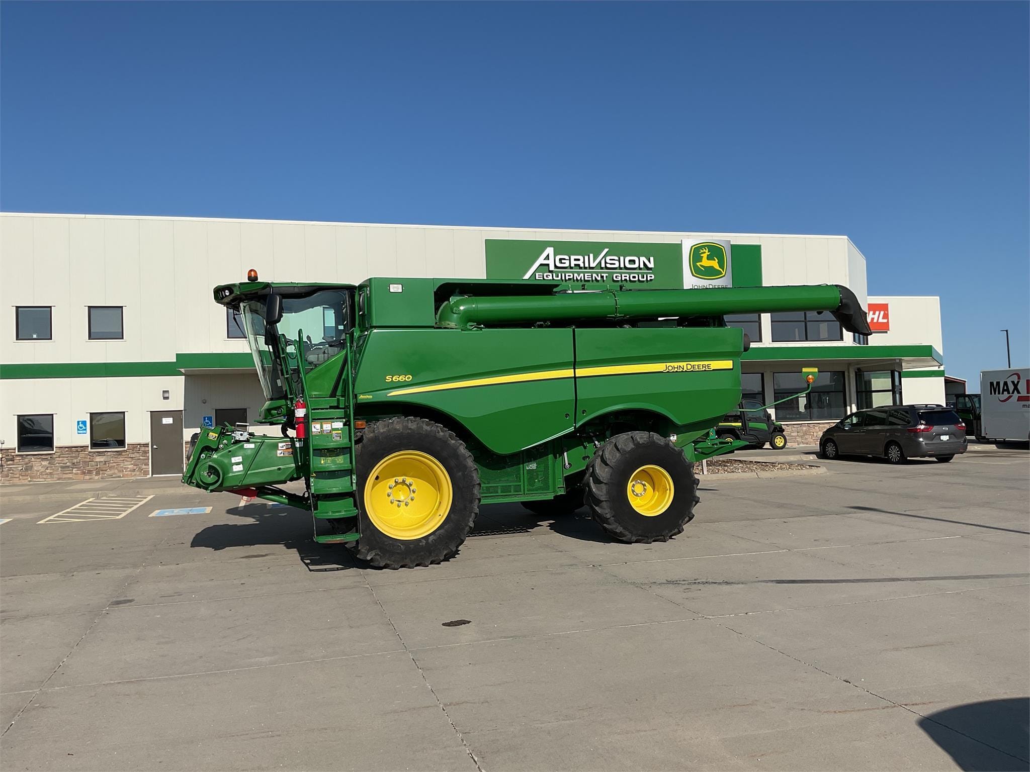 Main image John Deere S660