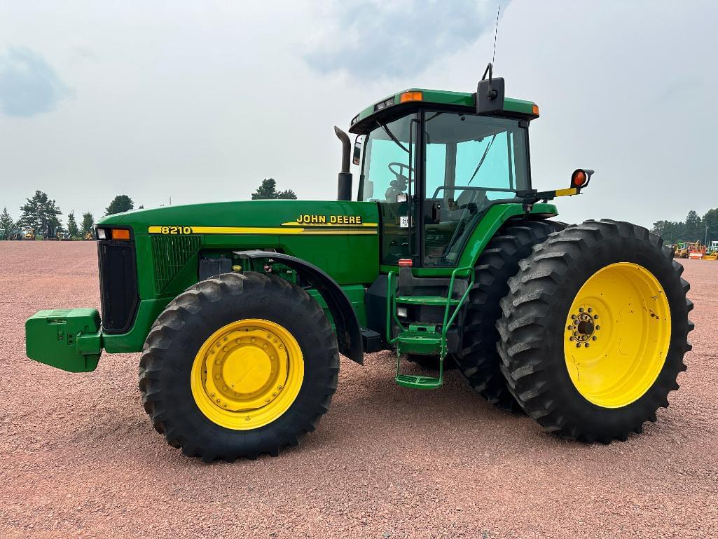 Image of John Deere 8210 Primary image