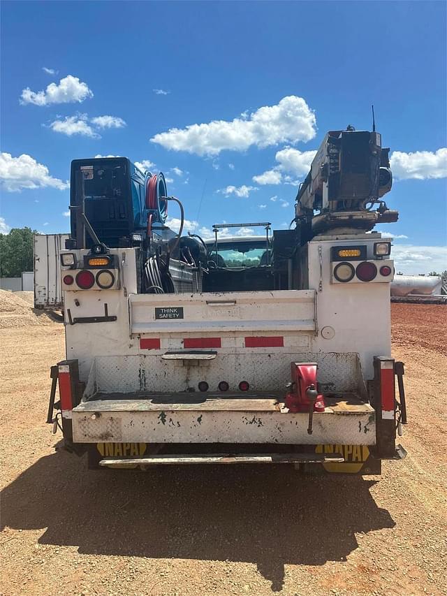 Image of Ford F-750 equipment image 3