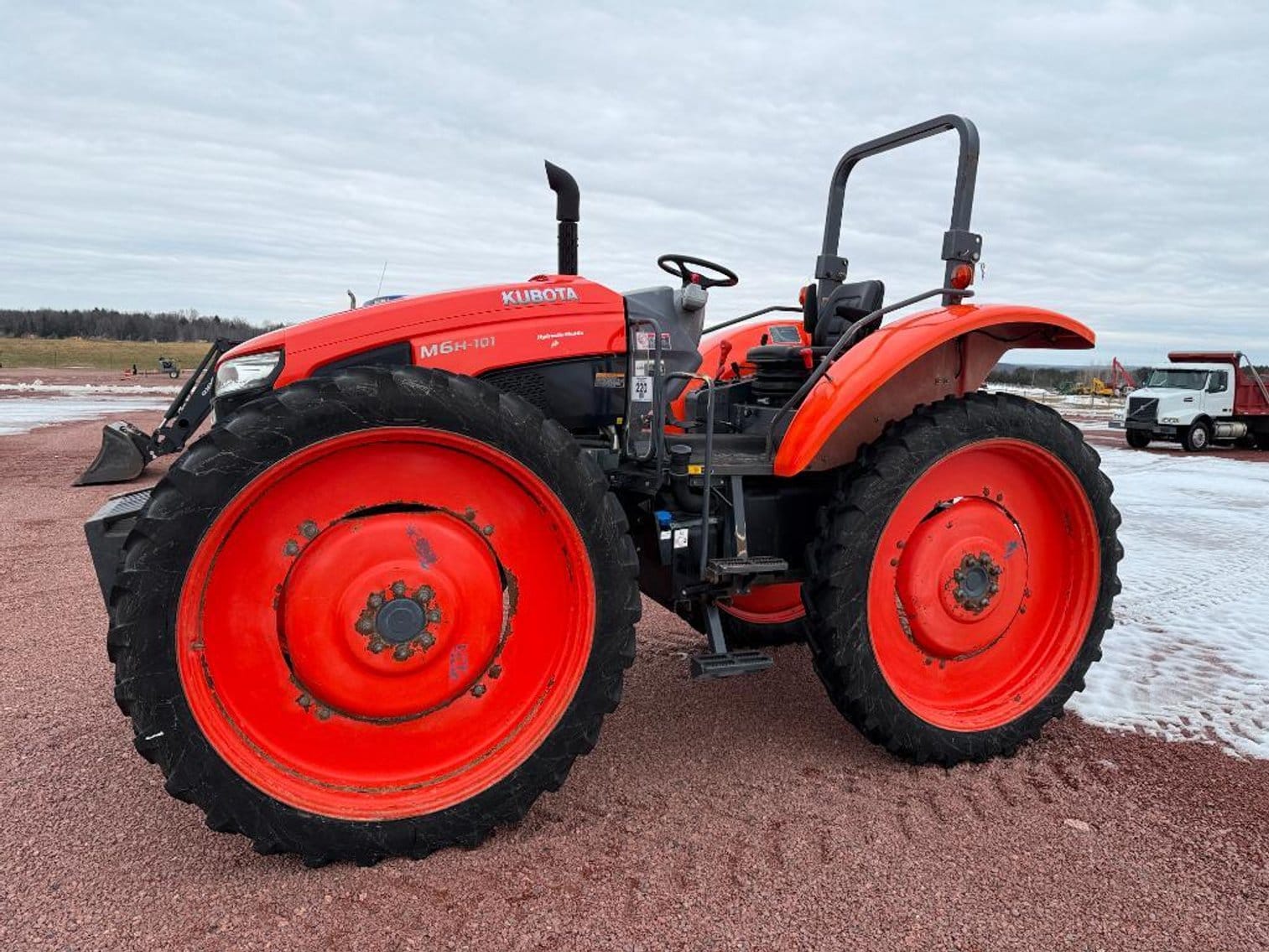2019 Kubota M6H-101 Equipment Image0