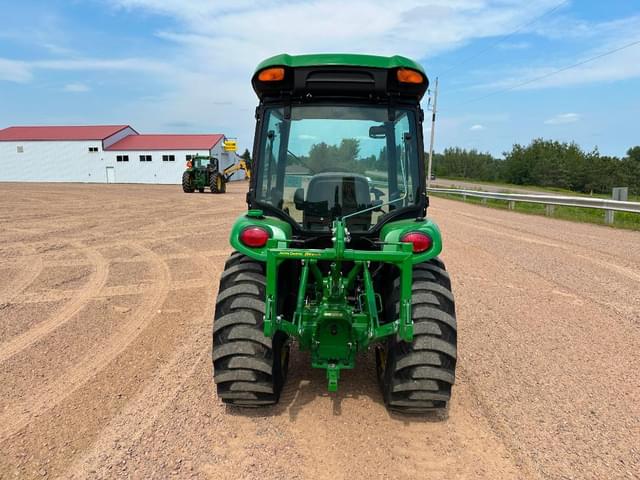 Image of John Deere 3033R equipment image 4