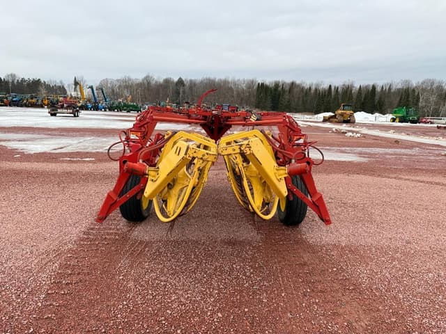 Image of New Holland 216 equipment image 3