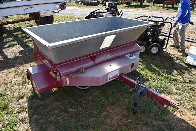 Image of Toro Top Dresser 2300 equipment image 4