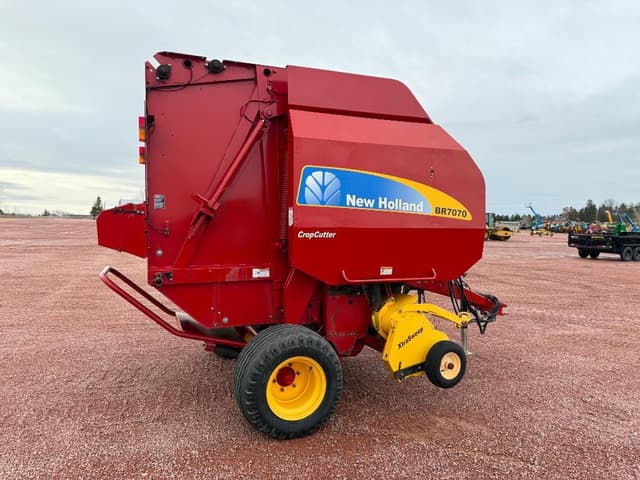 Image of New Holland BR7070 equipment image 3