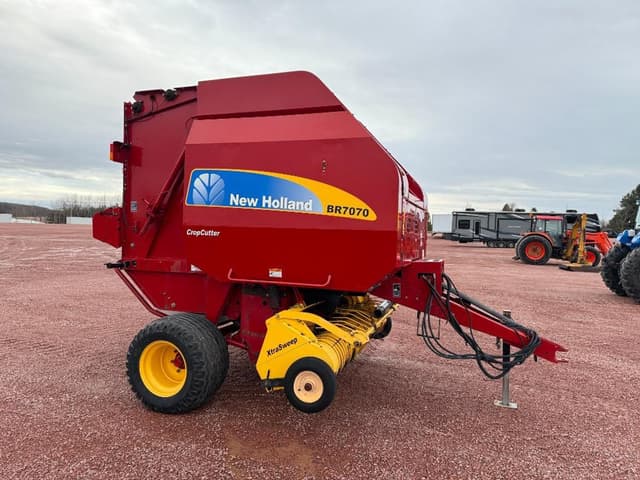 Image of New Holland BR7070 equipment image 2