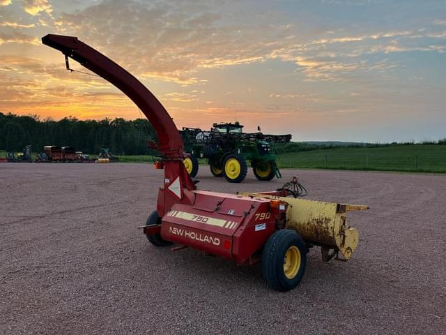 Image of New Holland 790 equipment image 2