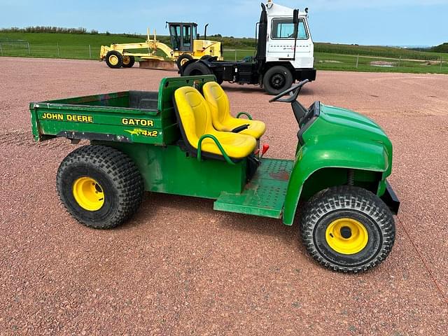 Image of John Deere Gator 4X2 equipment image 2