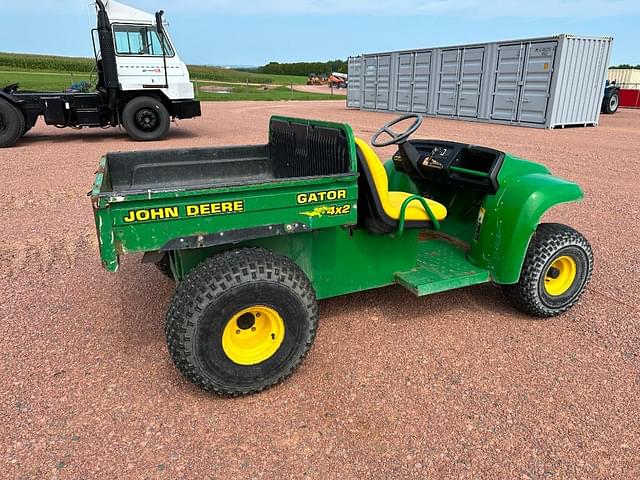 Image of John Deere Gator 4X2 equipment image 3