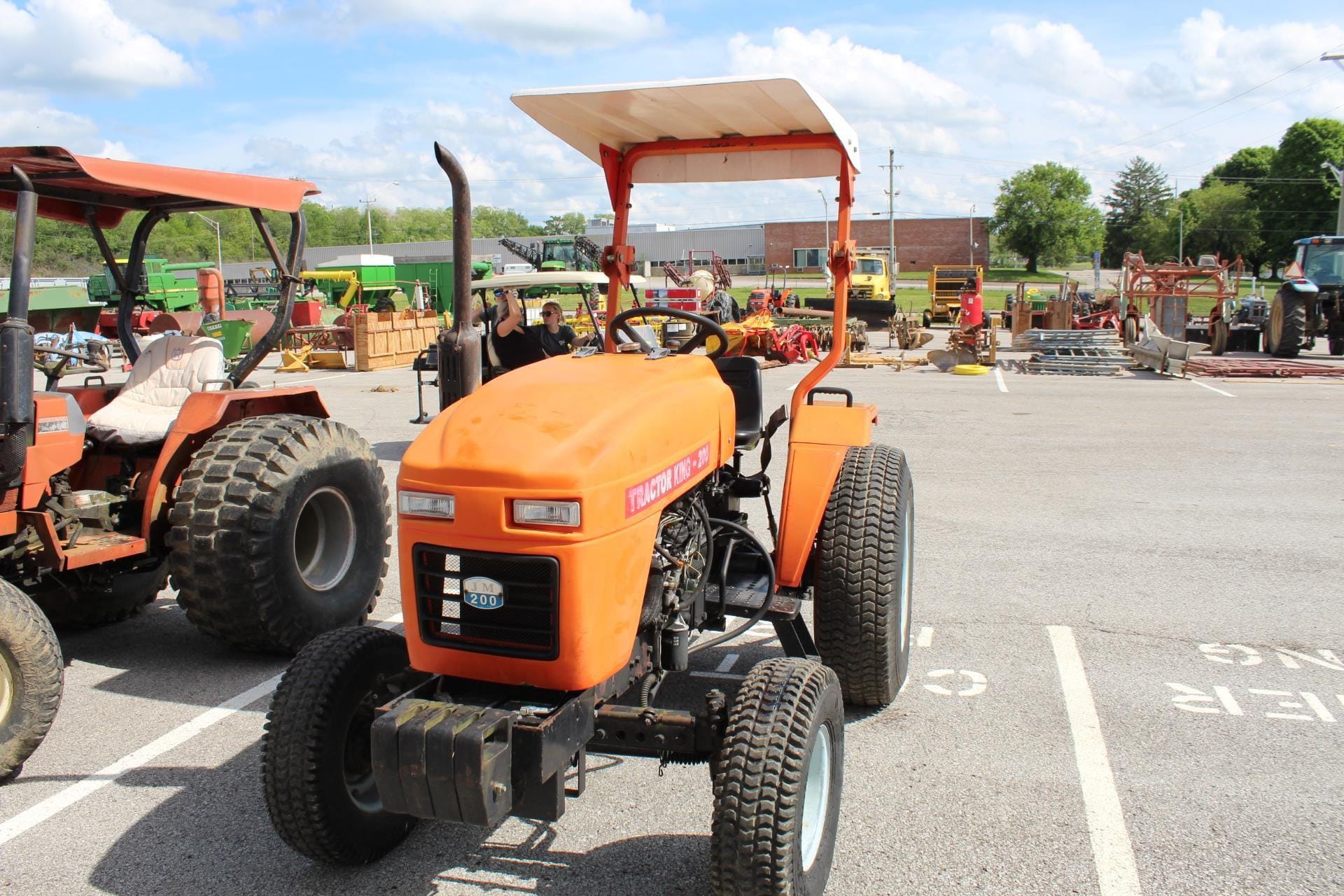 Main image Tractor King 200