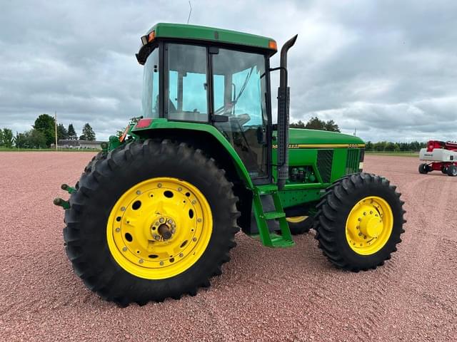 Image of John Deere 7400 equipment image 3