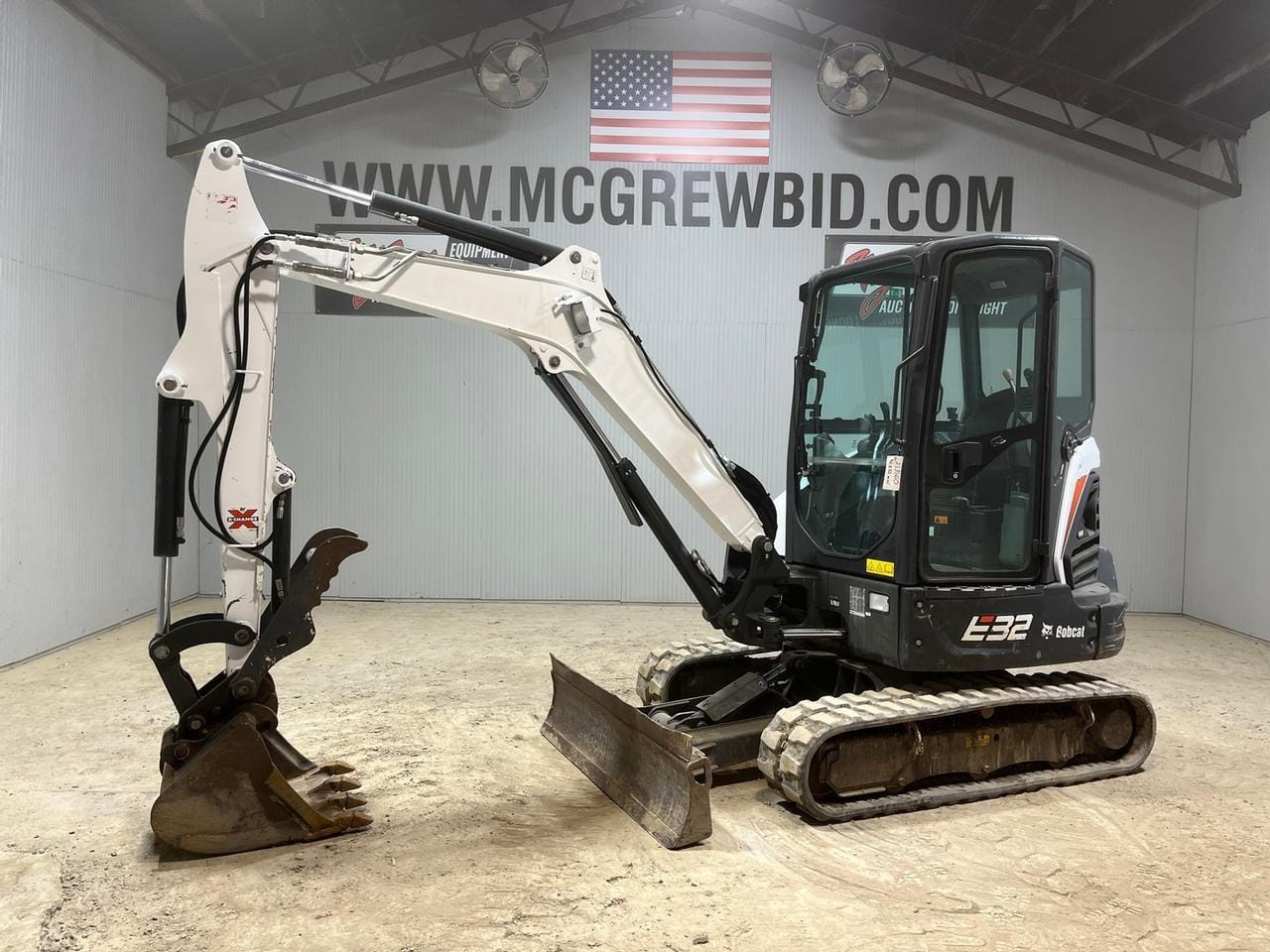 Main image Bobcat E32