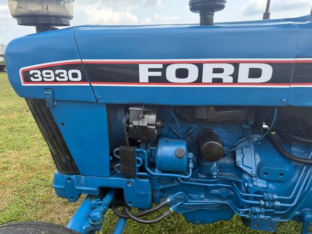Image of Ford 3930 equipment image 4