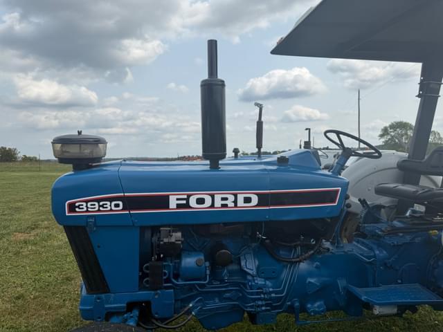 Image of Ford 3930 equipment image 3