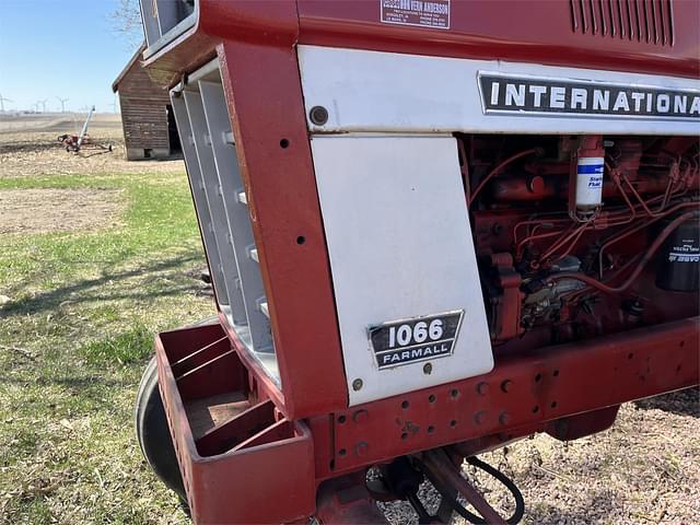 Thumbnail image International Harvester 1066 17