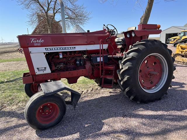 Thumbnail image International Harvester 1066 1
